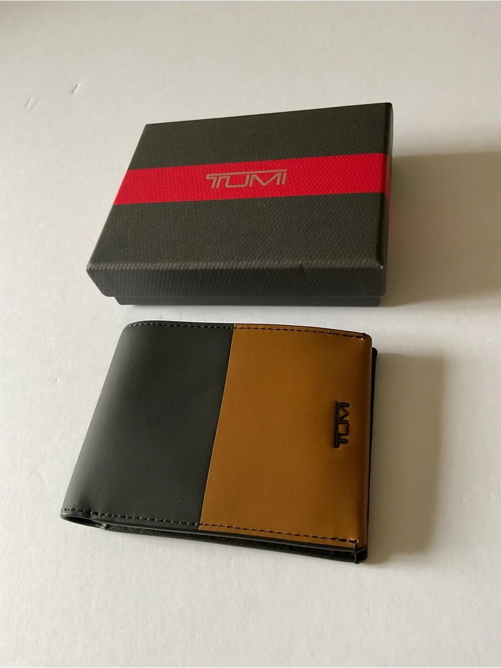 TUMI NASSAU DOUBLE BILLFOLD WALLET BLACK GOLDEN BROWN NEW IN BOX
